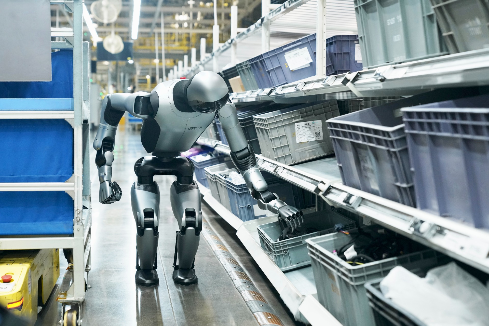 UBTECH Walker S2 in retail logistics and sorting — Humatrix
