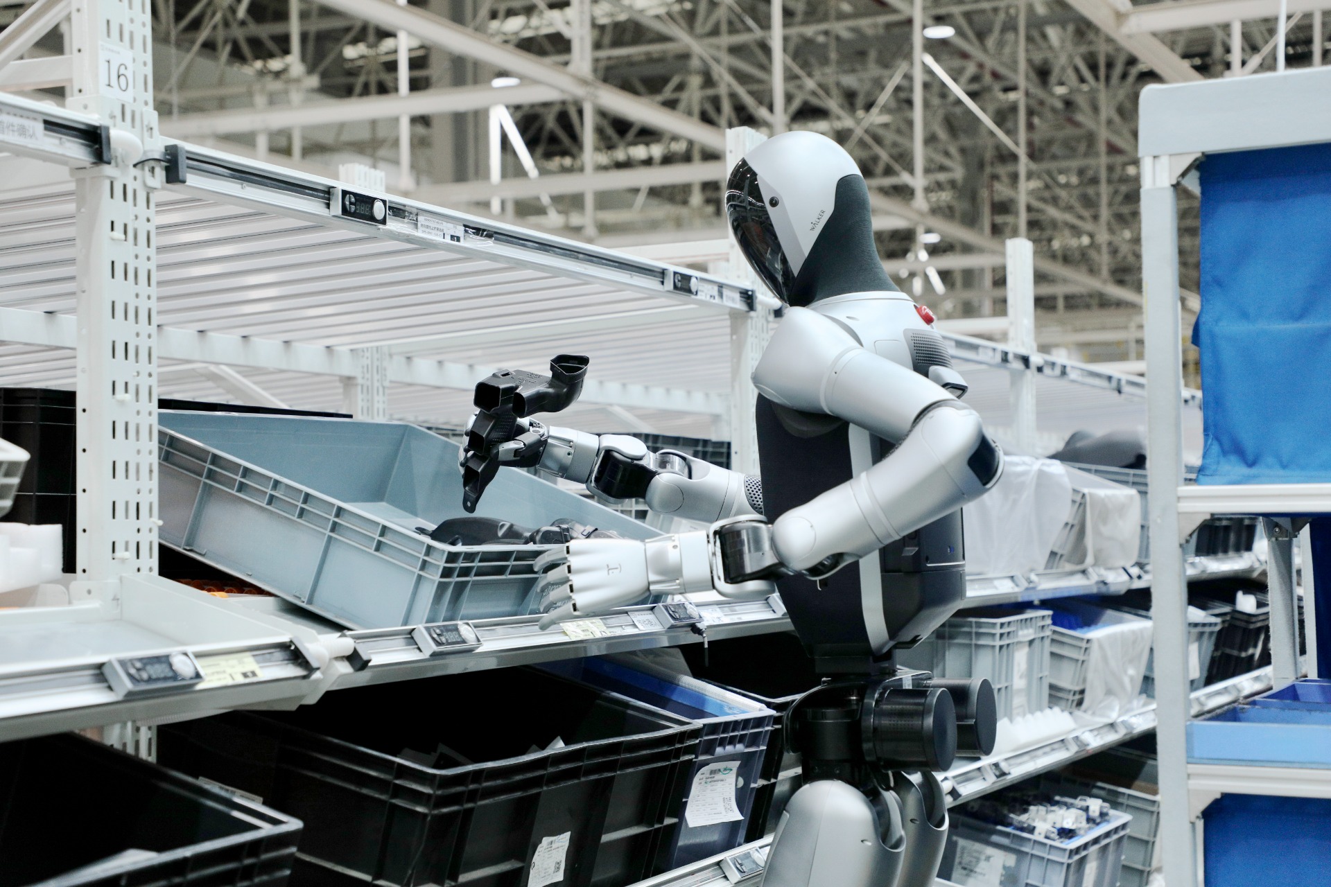 Walker S2 de UBTECH para industria pesada, precisión y ergonomía — Humatrix