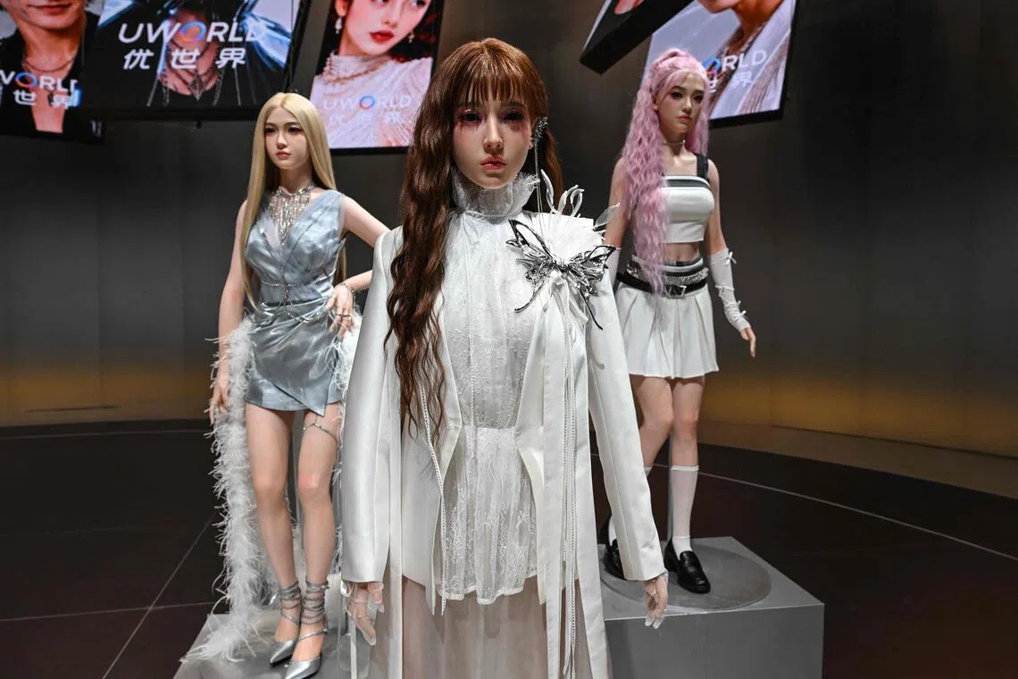 Três robots femininos da gama U1 em exposição