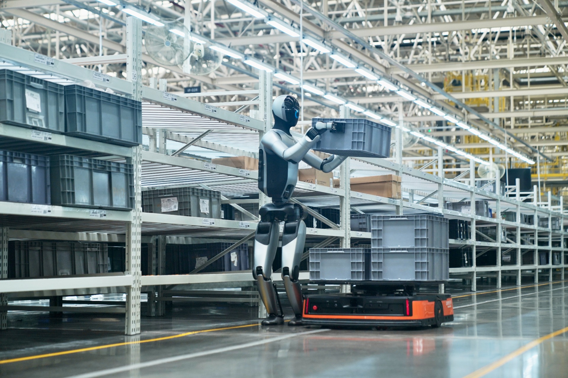 UBTECH Walker S2 em operação industrial