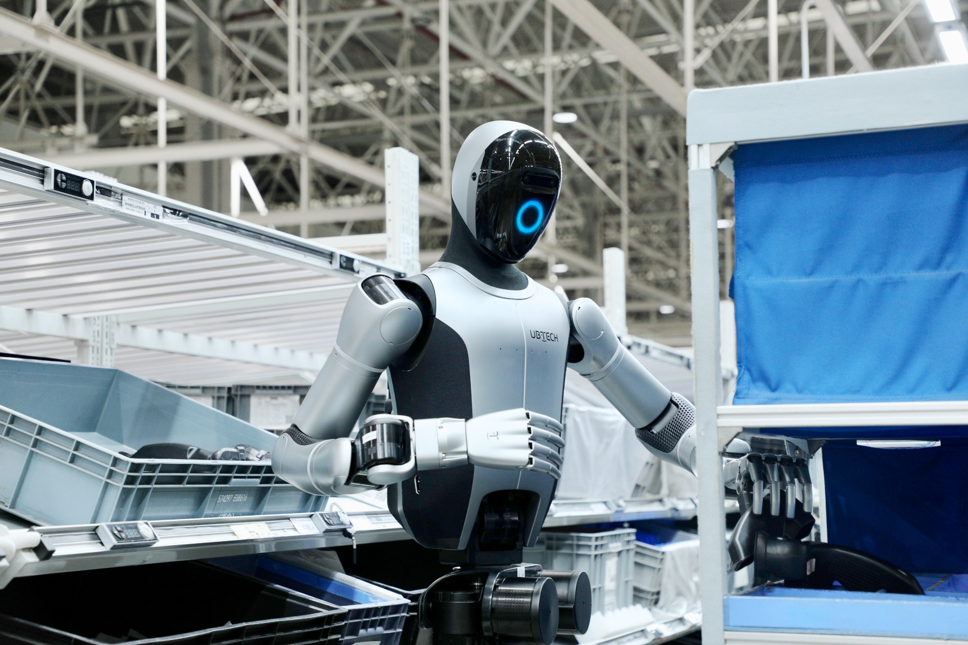 Walker S2 de UBTECH en electrónica: manipulación precisa y trazabilidad — Humatrix